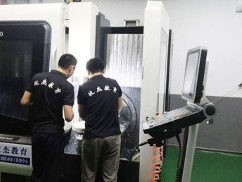 探索工業(yè)未來(lái) 嘉定數(shù)控機(jī)床工廠(chǎng)式培訓(xùn)——上海職業(yè)培訓(xùn)新風(fēng)向